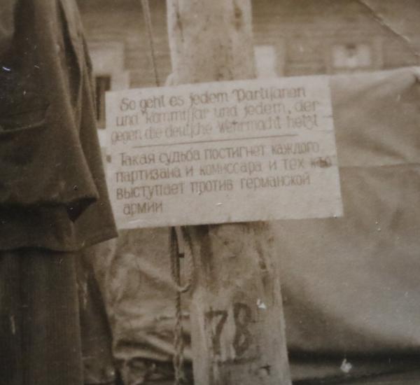 altes Foto - erhängter Partisan -  Schild